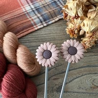 Image 2 of Protège-pointes pour aiguilles à tricoter : fleur marron
