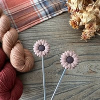 Image 3 of Protège-pointes pour aiguilles à tricoter : fleur marron