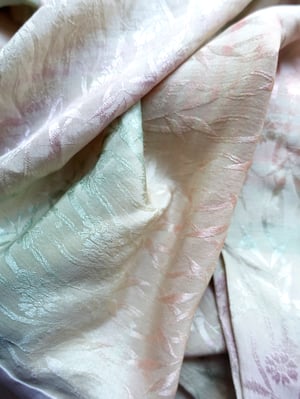 Image of Pastelfarvet silkekimono med  småblomster i damask / 'Too Fairy..'