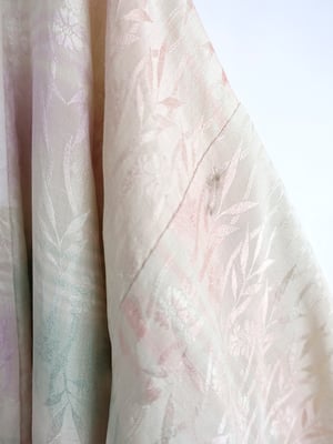 Image of Pastelfarvet silkekimono med  småblomster i damask / 'Too Fairy..'