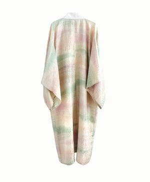 Image of Pastelfarvet silkekimono med  småblomster i damask / 'Too Fairy..'