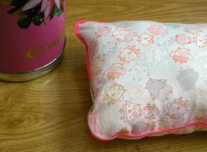 Image of Coussin hiboux Jacobi passepoil rose fluo édition limitée