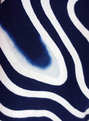 Image of Indigoblå kimono af bomuld med grafisk mønstre
