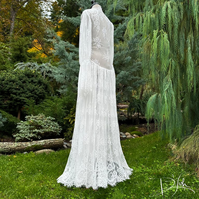 "Valentina" White Lace Dressing Gown Image 2