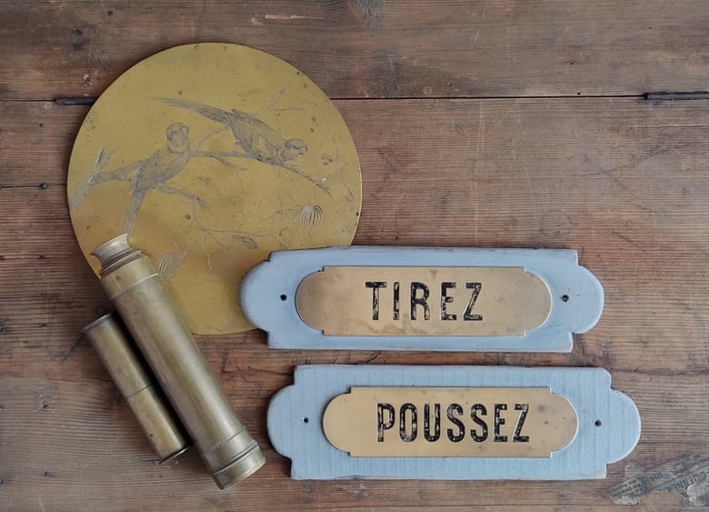 Image of Anciennes plaques de porte à oreilles en bois "TIREZ" et "POUSSEZ"