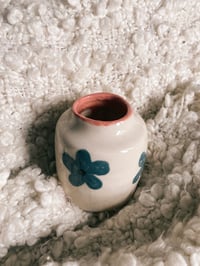 Image 2 of Petit vase en céramique BLUE FLOWERS