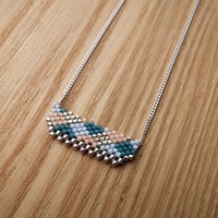 Image 1 of Collier tissé couleurs bleu et rose