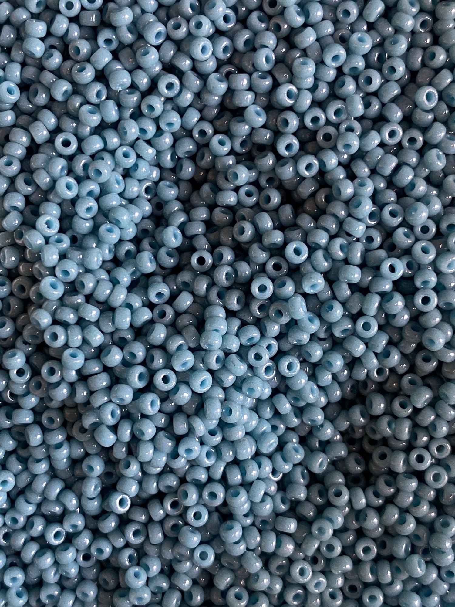 Duracoat Opaque moody blue, Miyuki seed beads str.11