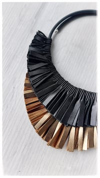 Image 2 of Medea Collier - Double - Tinte neutre scure (dark neutral shades)