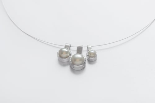 Image of "To the beloved mother" silver pendant with pearl · MATRI CARISSIMAE ·