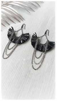 Image 3 of Medea Chandelier Orecchini - Metallizzati freddi (Cool Metallics)