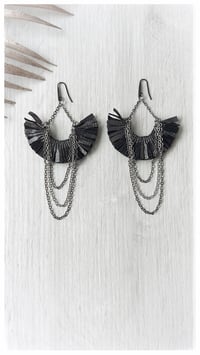 Image 1 of Medea Chandelier Orecchini - Metallizzati freddi (Cool Metallics)