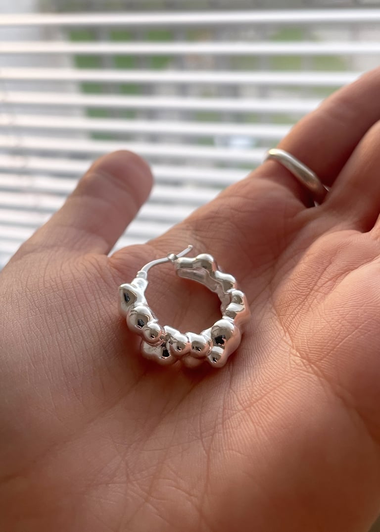 WOBBLE CREOLE EARRINGS Image 3