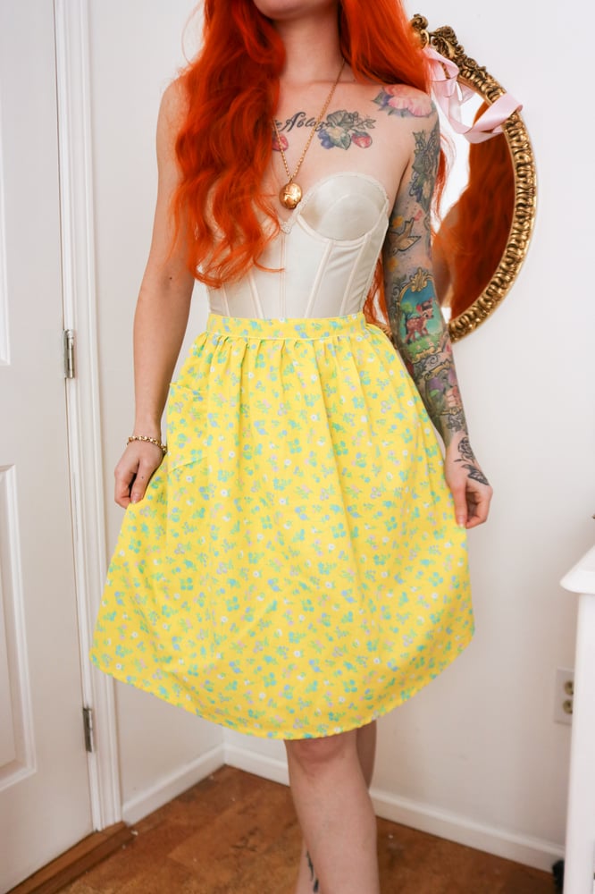 Image of Vintage Sunshine Yellow Floral Half-Apron
