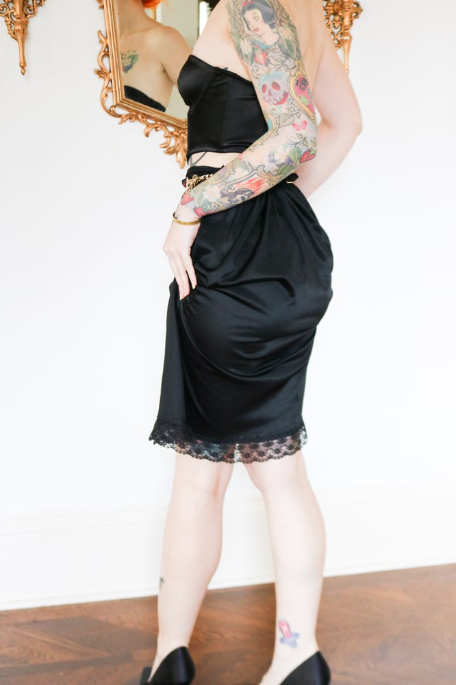 Image of Vintage Elegant Black Half-Slip with Floral Lace Details (X-Large)