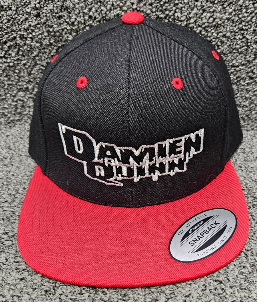 Image of DAMIEN QUINN : BLACK HAT / RED BRIM LOGO SNAPBACK hat