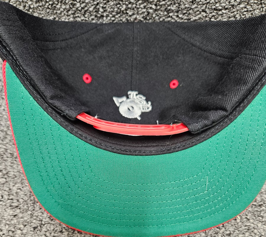 Image of DAMIEN QUINN : BLACK HAT / RED BRIM LOGO SNAPBACK hat