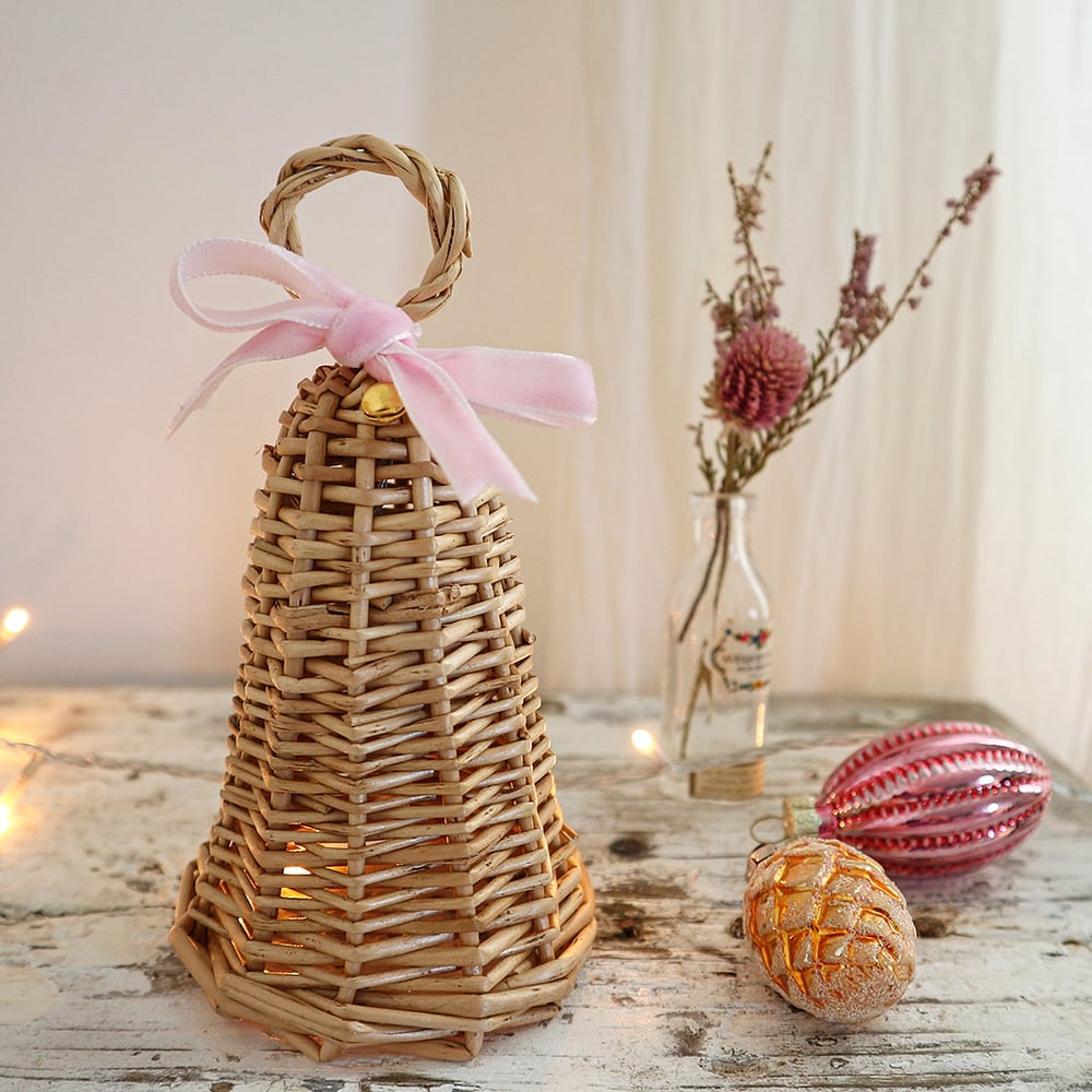 Image of Cloche et son noeud en velours rose pétale