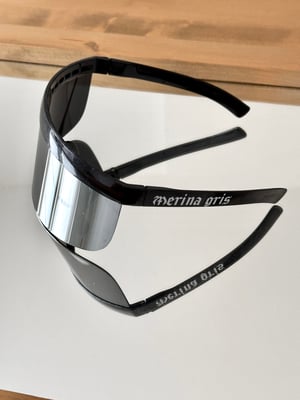 Image of Sara’s signature SUNGLASSES