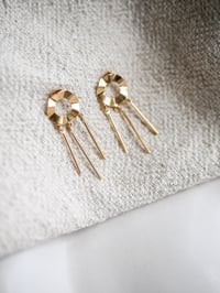 Image 2 of Petites Boucles d'Oreilles Clous JANELLE Dorée