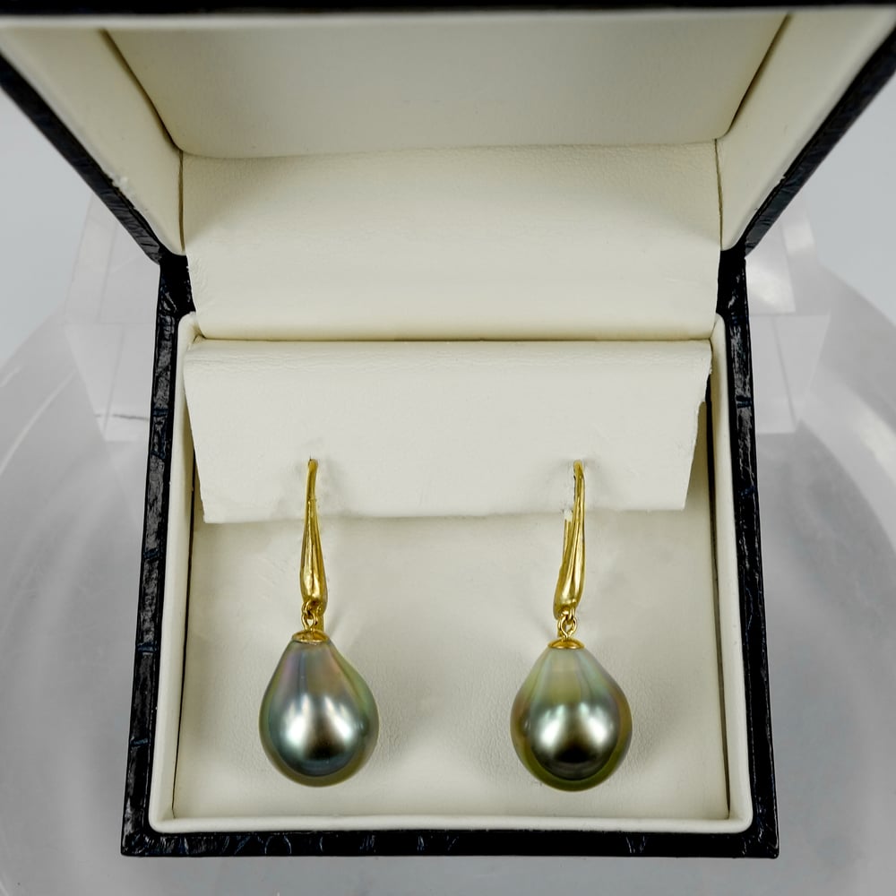 Image of 9ct yellow gold, platinum coloured Tahitian Pearl drop earrings. CP1171