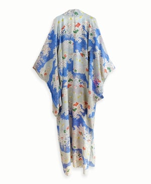 Image of Blå silkekimono med sakurablomster og blåregn