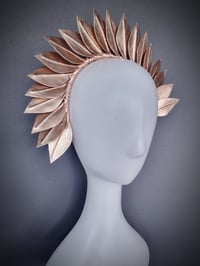 Image 2 of 'Aphrodite' leather crown in Rose gold