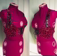 Image 2 of Red leopardvest with rings S/M
