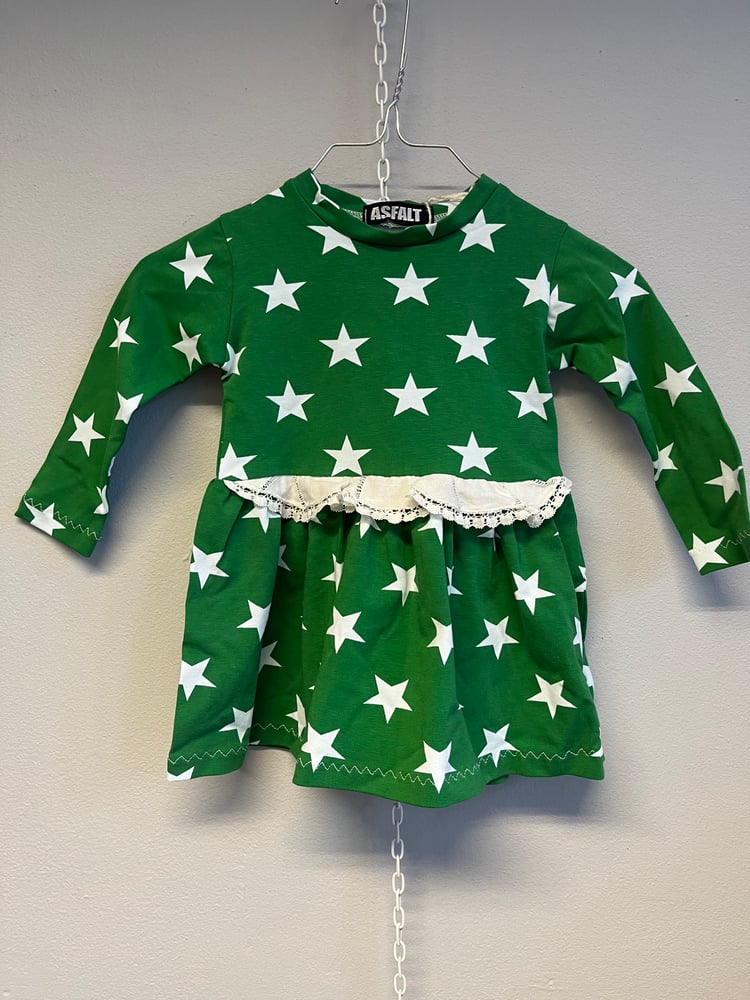 Image of Grøn kjole med flæsekant (1-2,2-3 år)