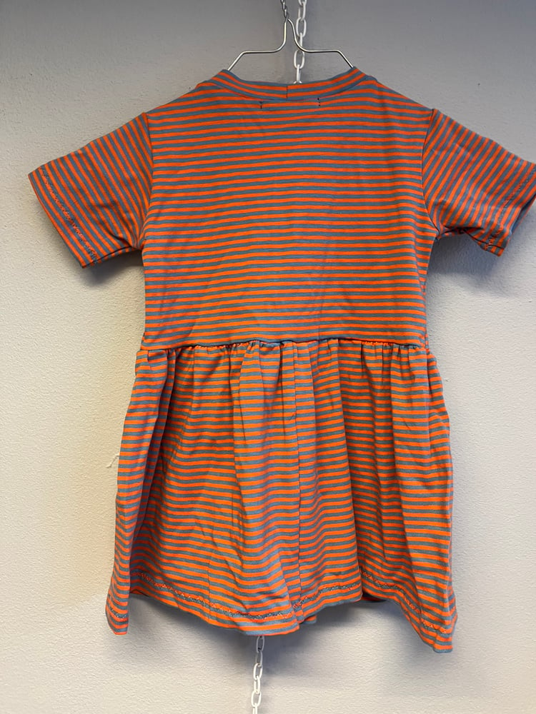 Image of Grå og orange stribet kjole (1-2 år)