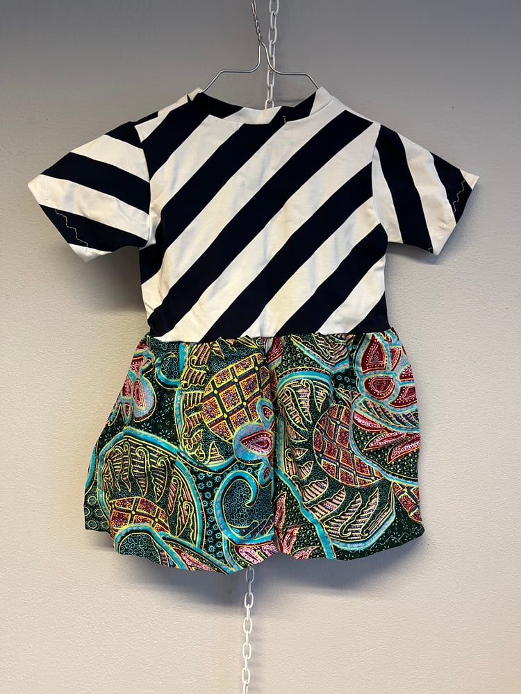 Image of Stribet kjole med waxprint skørt (1-2,4-5 år)