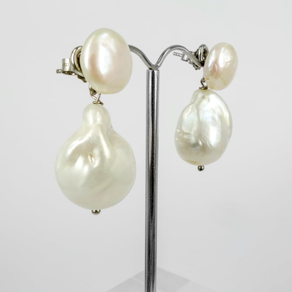 Image of Large baroque pearl drop earrings. M3037