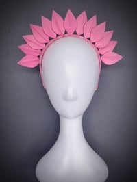 Image 1 of 'Kim' crown in barbie pink