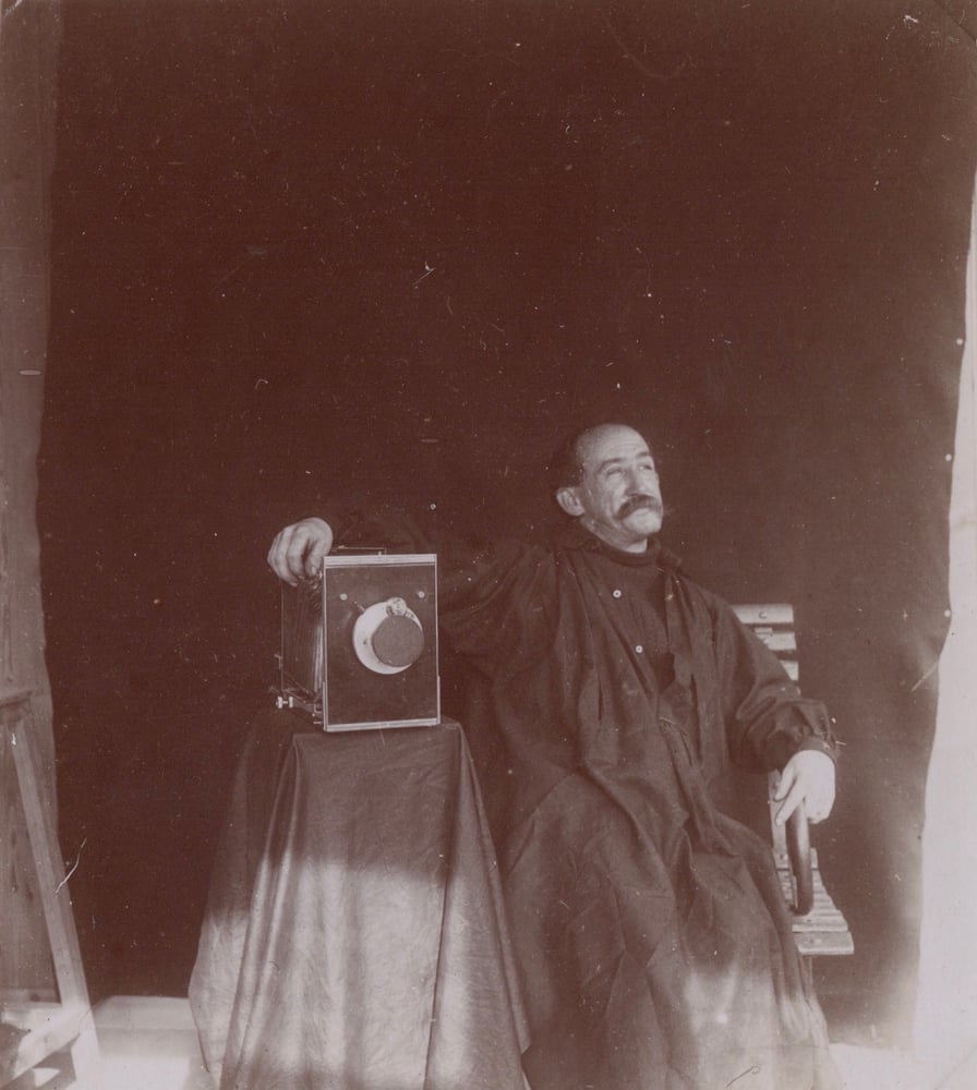 Image of Anonyme: portrait of a photographer with his camera, ca. 1900