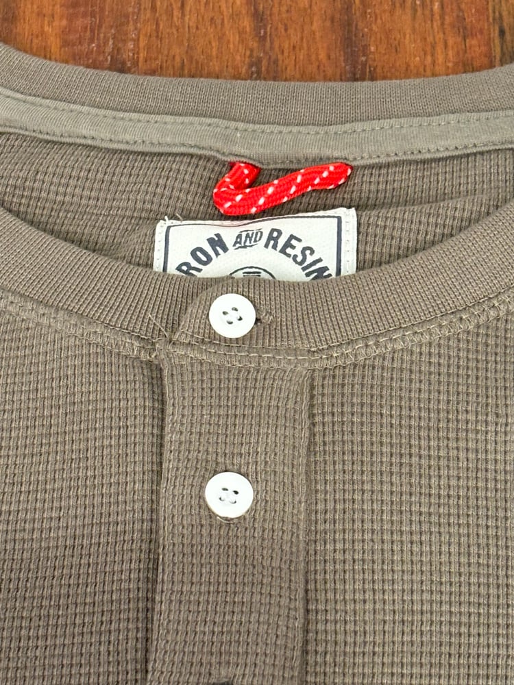 IRON & RESIN MICHIGAN HENLEY KHAKI / Harry Damson