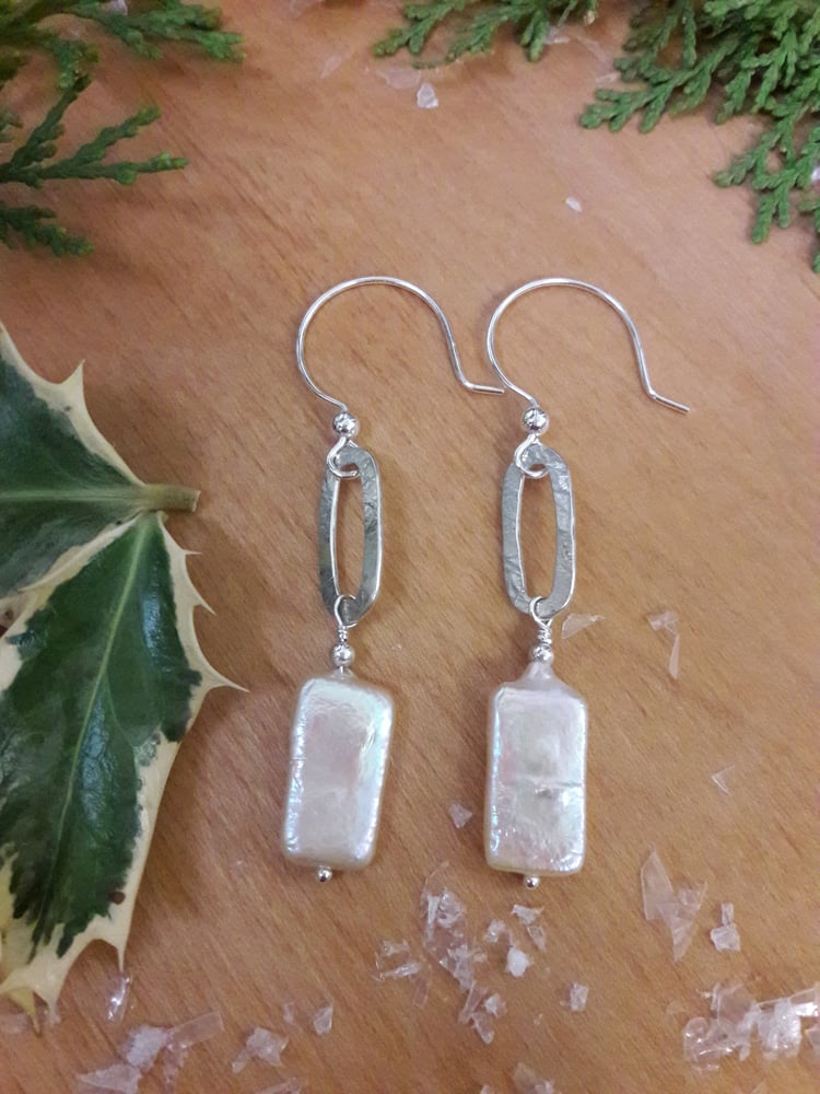 Image of 4XG Hammered long oval link with rectangle pearls