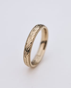 Image of 18ct yellow gold 3mm ‘Olive leaf’ and milled edge engraved ring
