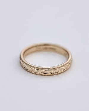 Image of 18ct yellow gold 3mm ‘Olive leaf’ and milled edge engraved ring