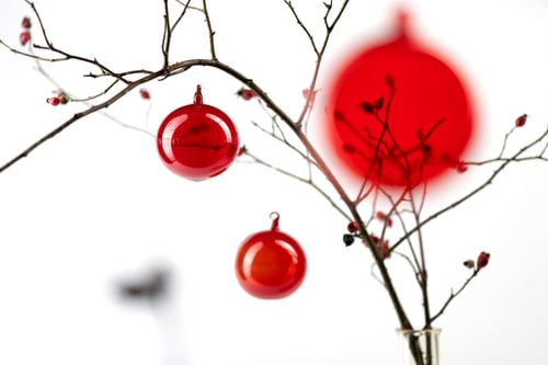 Image of "The rising sun..." red 8 cm Christmas tree ball with inscription in Latin