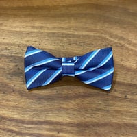Pajarita azul marino con rayas blancas y azul claro