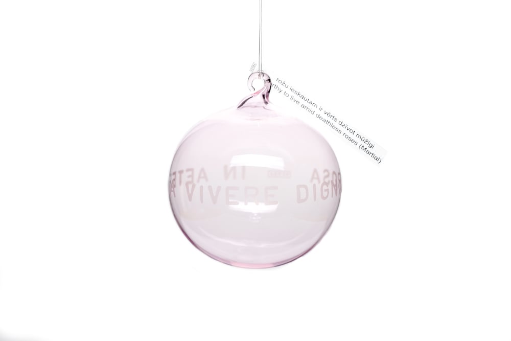 Image of "Worthy to live amid..." 7 cm Christmas ball with inscription in Latin