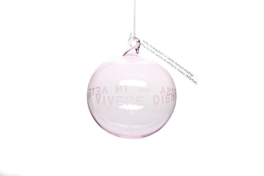 Image of "Worthy to live amid..."  7 cm Christmas ball with inscription in Latin 