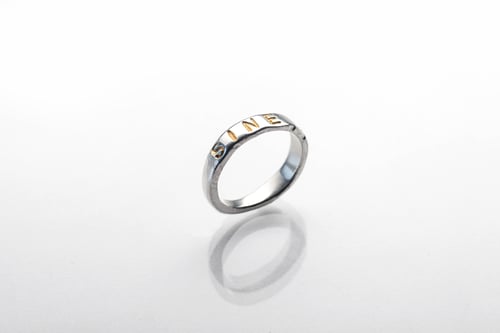 Image of silver classical ring with gold plated letters and inscription in Latin
