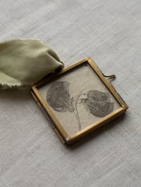 Image 1 of Sweet Peas - Hanging brass frame - Decoration 