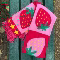 Image 1 of STRAWBERRY FOREVER - KNITTED SCARF