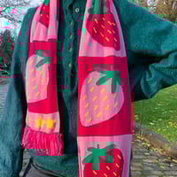 Image 3 of STRAWBERRY FOREVER - KNITTED SCARF