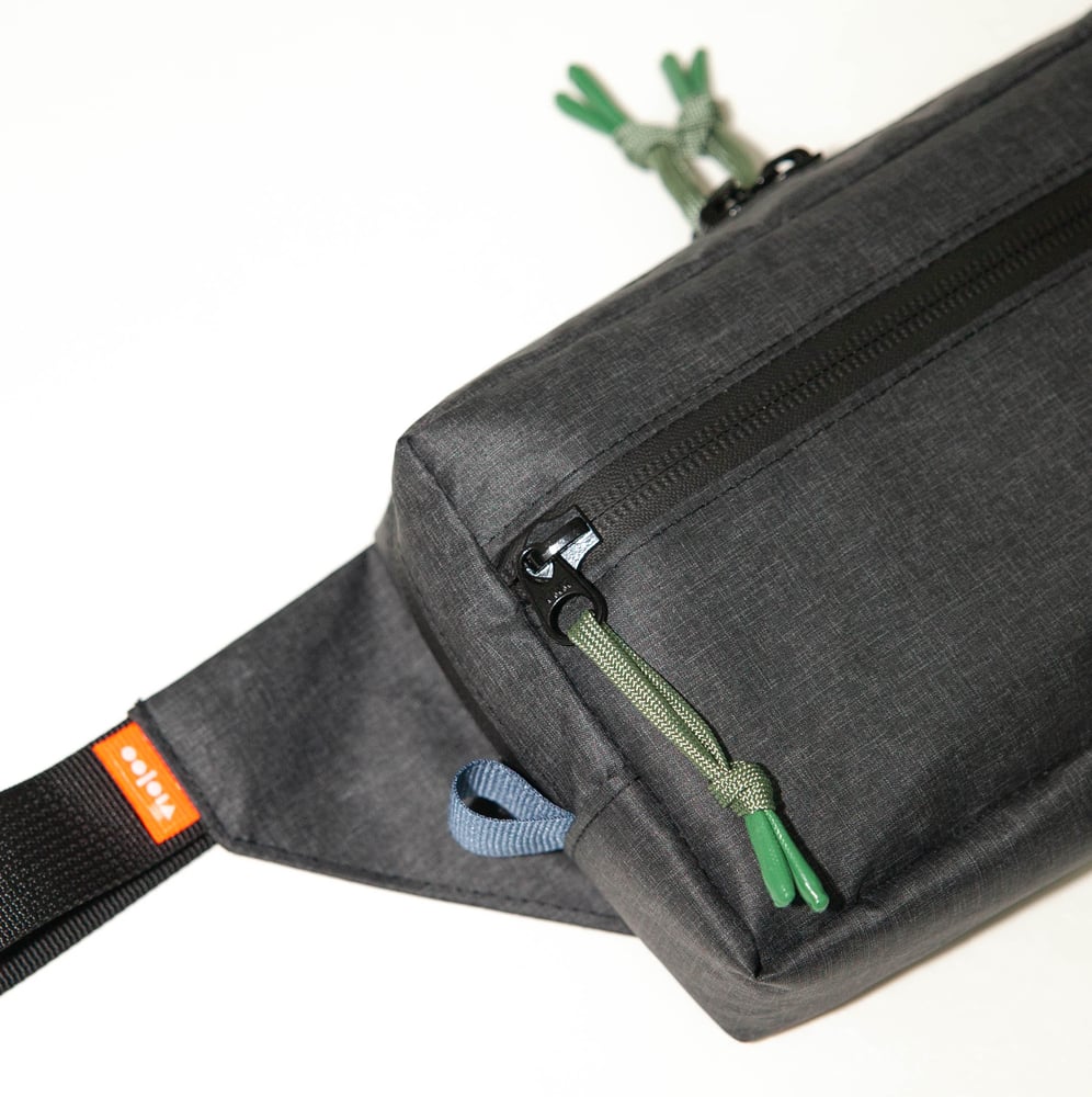 Image of Banane/Waist Bag - Gris/Vert