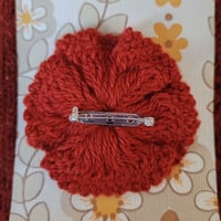 Image 3 of Broche-fleur en alpaga crochetée à la main - version brique