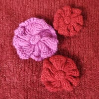 Image 4 of Broche-fleur en alpaga crochetée à la main - version brique