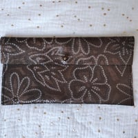 Image 2 of Grande pochette à petit matériel en cuir fantaisie "Fleurs perlées"